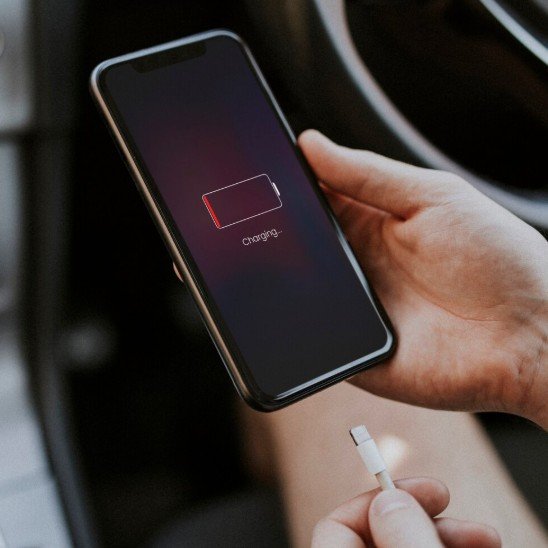 Carregar celular até 100% vicia a bateria?